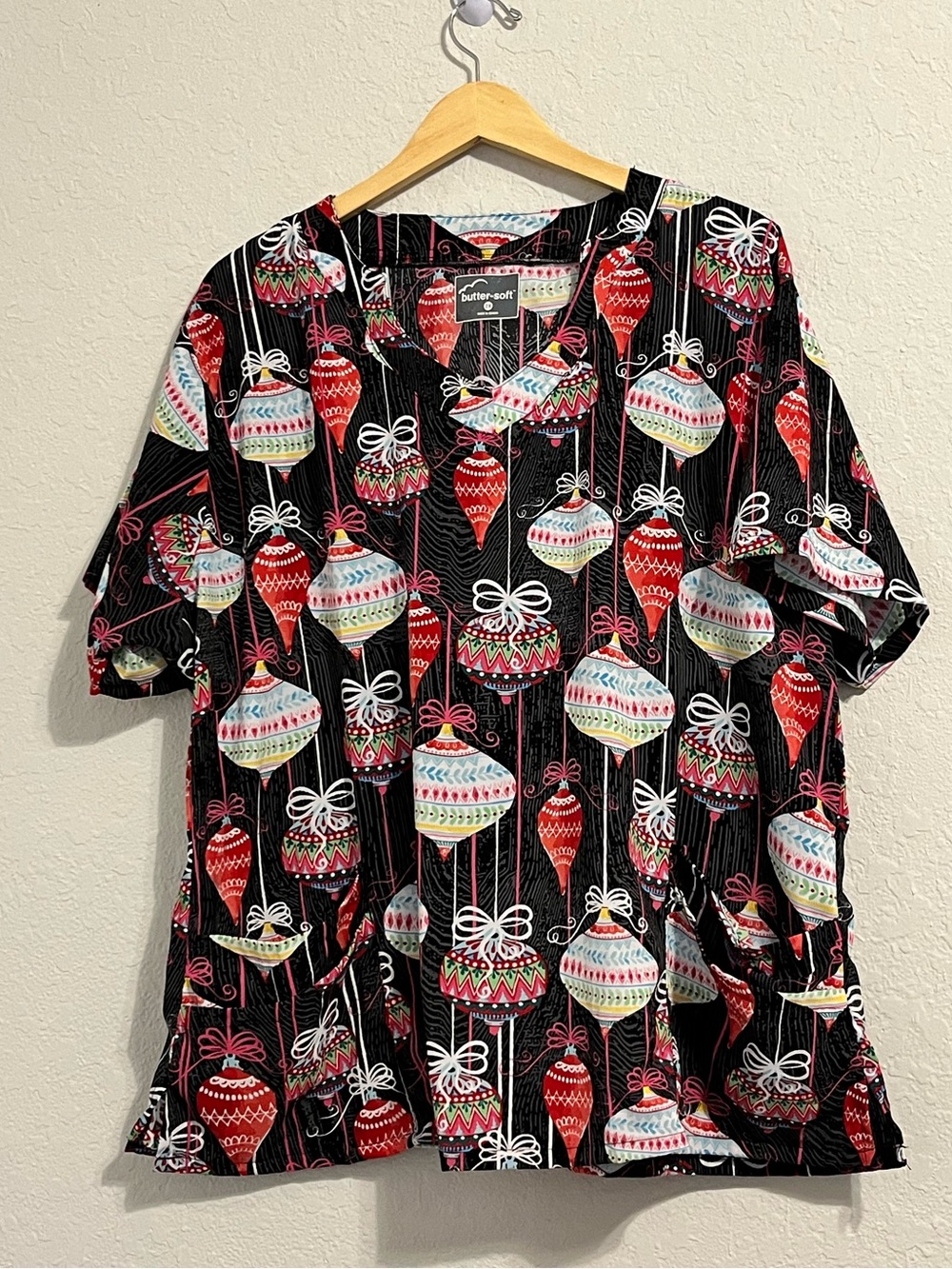 Butter-Soft Christmas Ornament Scrub Top Women’s 2X Black Holiday Print Medical